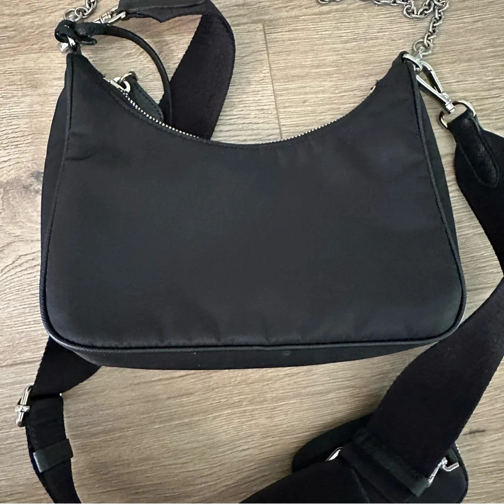 Authentic Prada Re-Edition 2005 Re-Nylon bag - Picture 8 of 10